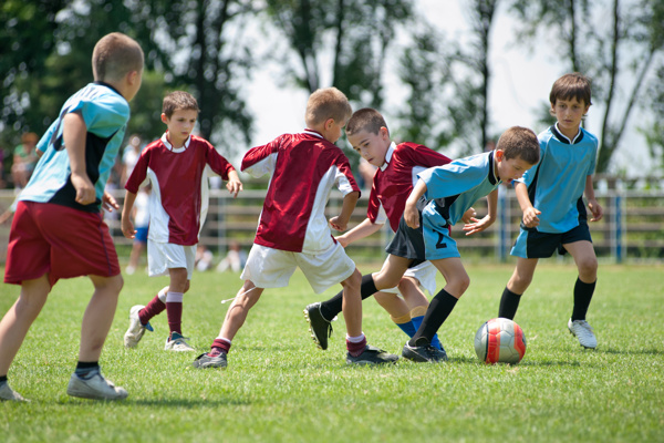 外国小孩踢足球图片