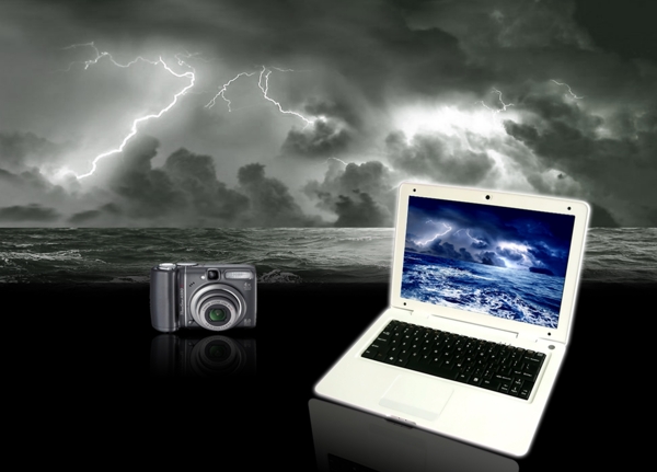 白色电脑与雷雨交加的海面图片