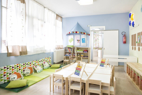 现代幼儿园设计白色窗帘装修效果图