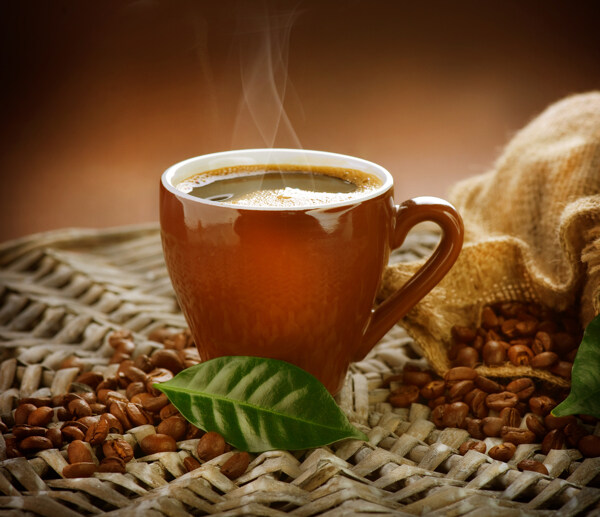 竹编上的热咖啡图片