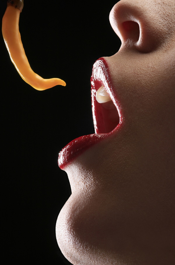 吃辣椒时的女性性感嘴唇图片