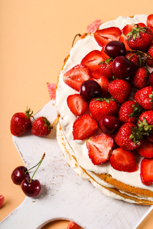 樱桃草莓蛋糕图片
