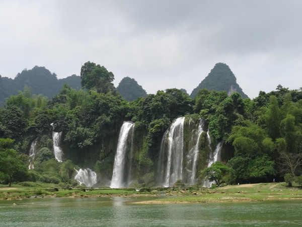 越南板约瀑布风景