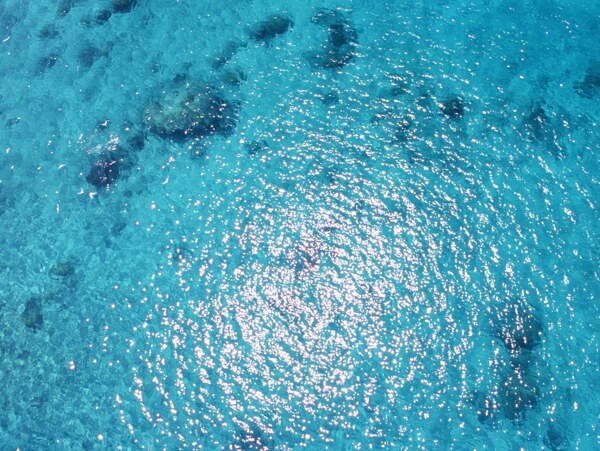 漩涡状拍摄的天蓝色水波图片