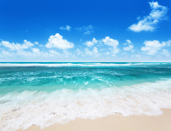 蓝天白云与海滩风景图片