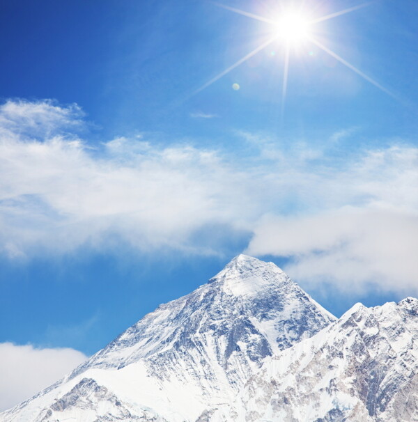 阳光下的雪山风景图片