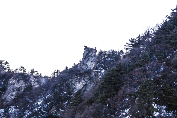 群山连绵陡峭的大山