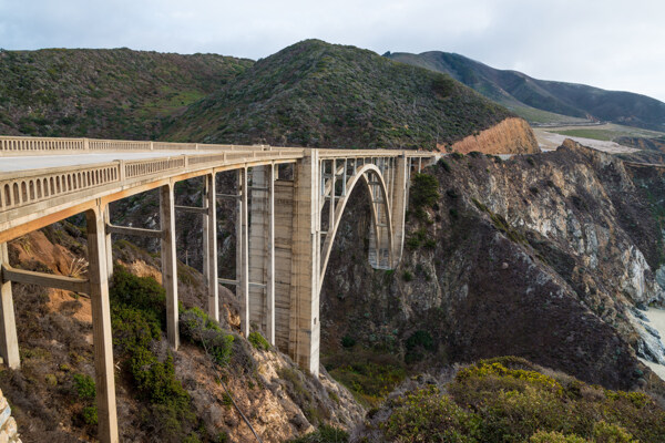 大山上的桥梁风景图片