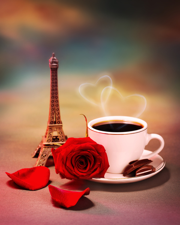 梦幻背景下的咖啡与红玫瑰