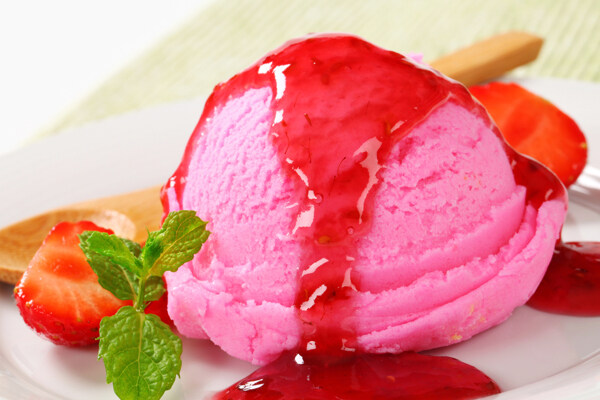 草莓冰淇淋美食图片