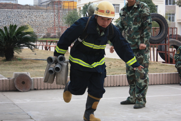 消防员消防训练图片