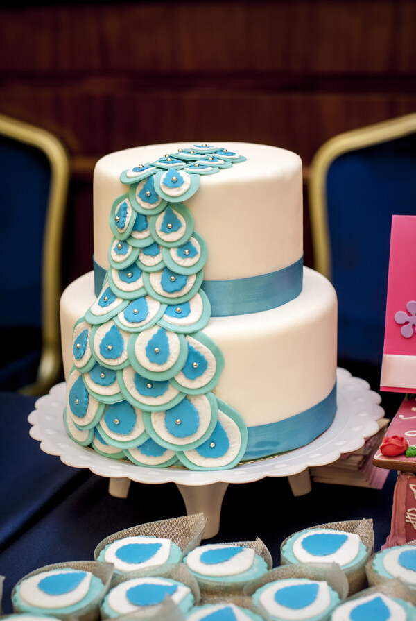 蓝色孔雀羽毛状婚礼蛋糕