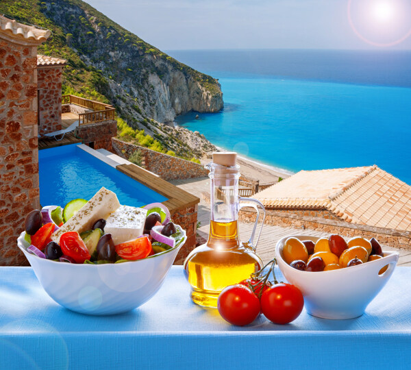 希腊爱琴海风景与蔬菜沙拉