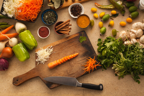 刀子蔬菜红萝卜菜椒肉桂香料砧板