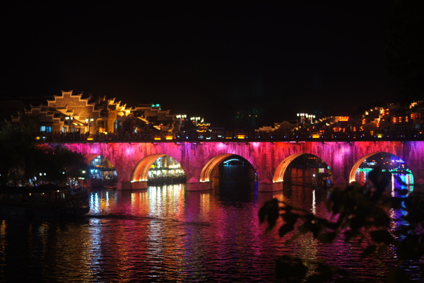 红色灯光的镇远河大桥图片