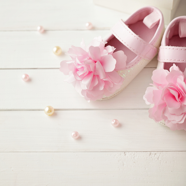 一双花朵童鞋与珍珠图片