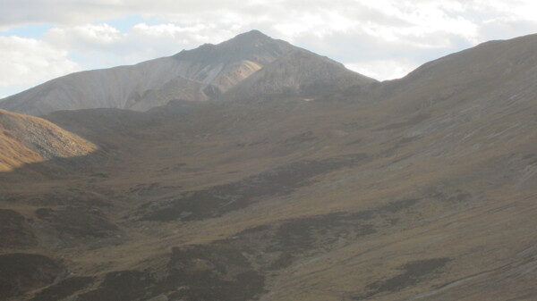 光秃山峰风景图片