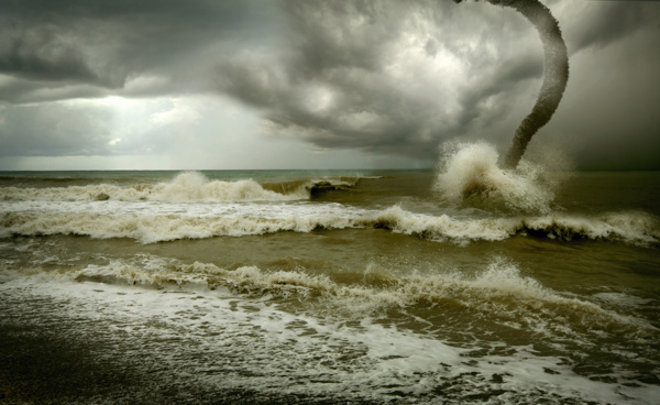 海滩上的龙卷风图片