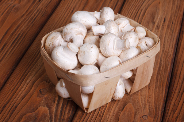 竹篓里的白蘑菇图片