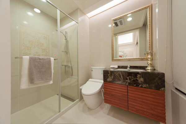 现代浴室橘红色柜子室内装修效果图