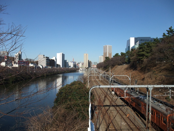 城市铁路河流图片