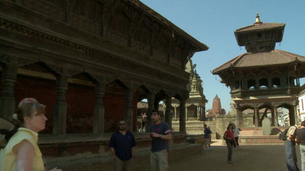 游客在尼泊尔股票的录像观察寺