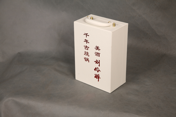 高档白色皮制酒盒外包装礼品盒角度图片