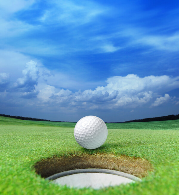 球洞旁的高尔夫球图片