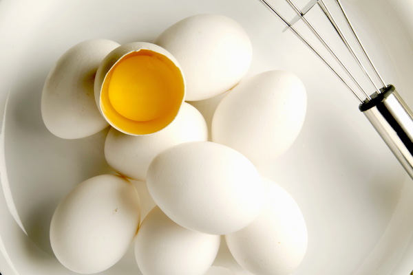 白色鸡蛋和打蛋器图片