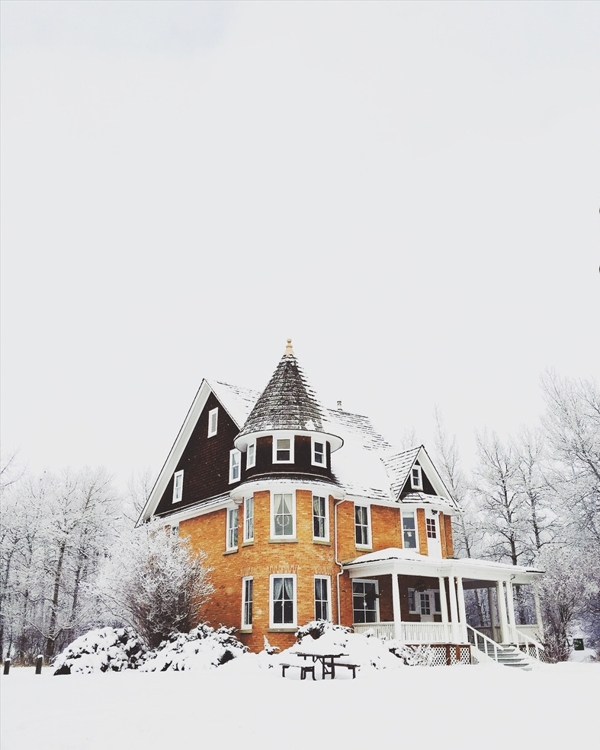 雪地里的尖顶房子