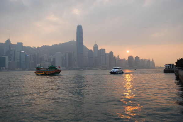 夕阳海港图片