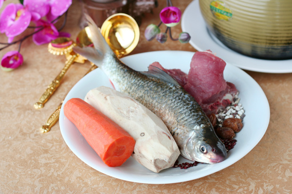 粉葛煲鲮鱼汤图片