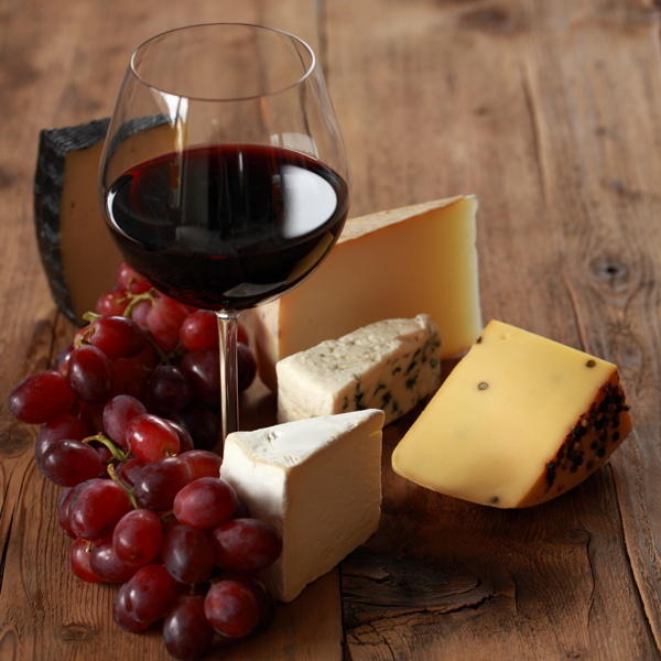 桌子上的红酒和奶酪