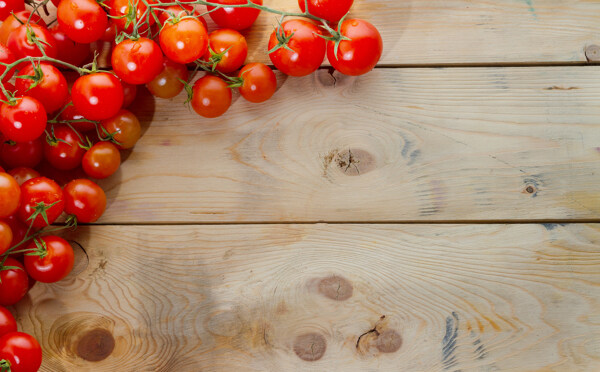 木板上的一串串的西红柿