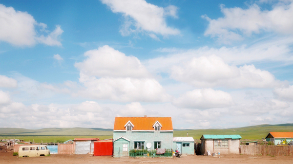 蓝天白云下的蒙古大草原