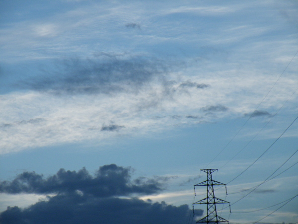 云和电线杆图片