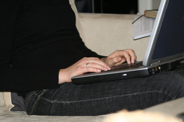 笔记本电脑上网的女人图片