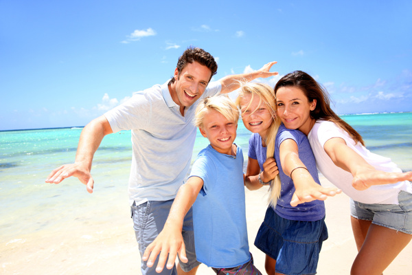 沙滩上快乐的一家人图片