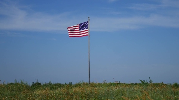 草原上的国旗视频