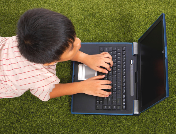 年轻的孩子使用自己的笔记本电脑