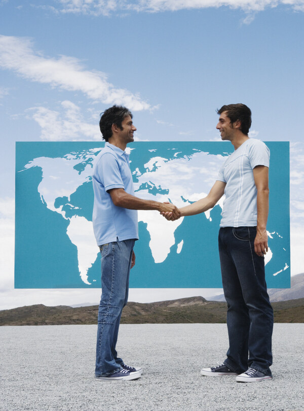 握手外国男人与镂空世界地图背景图片