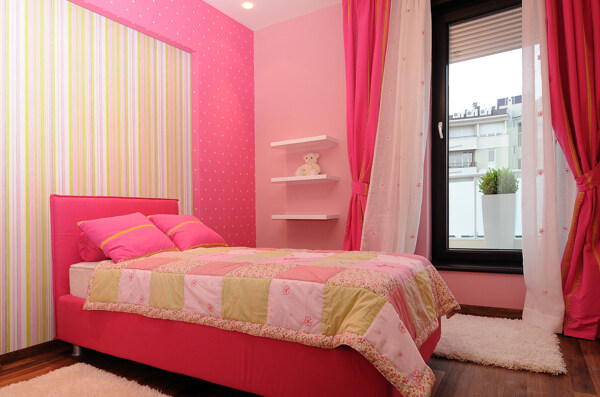 温馨的粉色育婴室图片