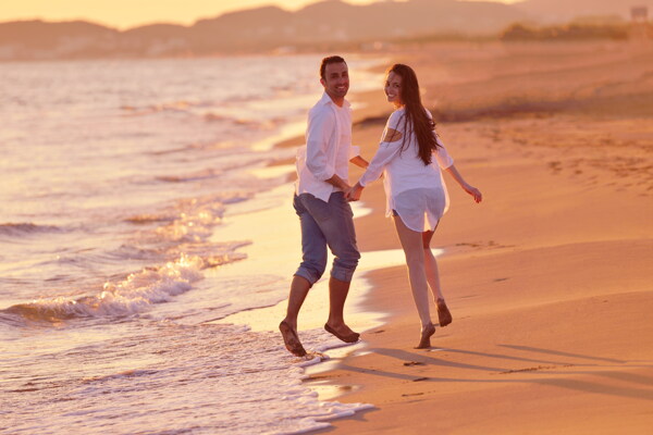 海边跑步的浪漫情侣图片