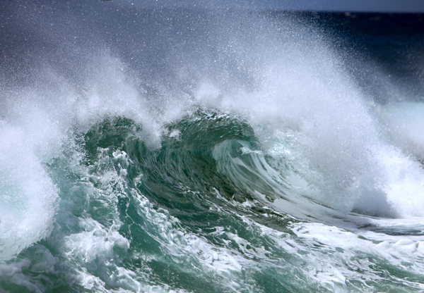 大海巨浪浪花图片