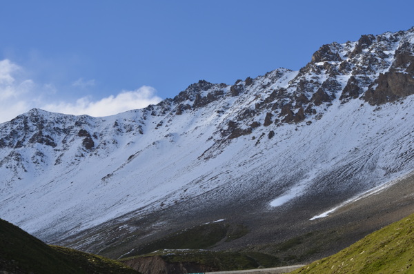 天山雪景图片