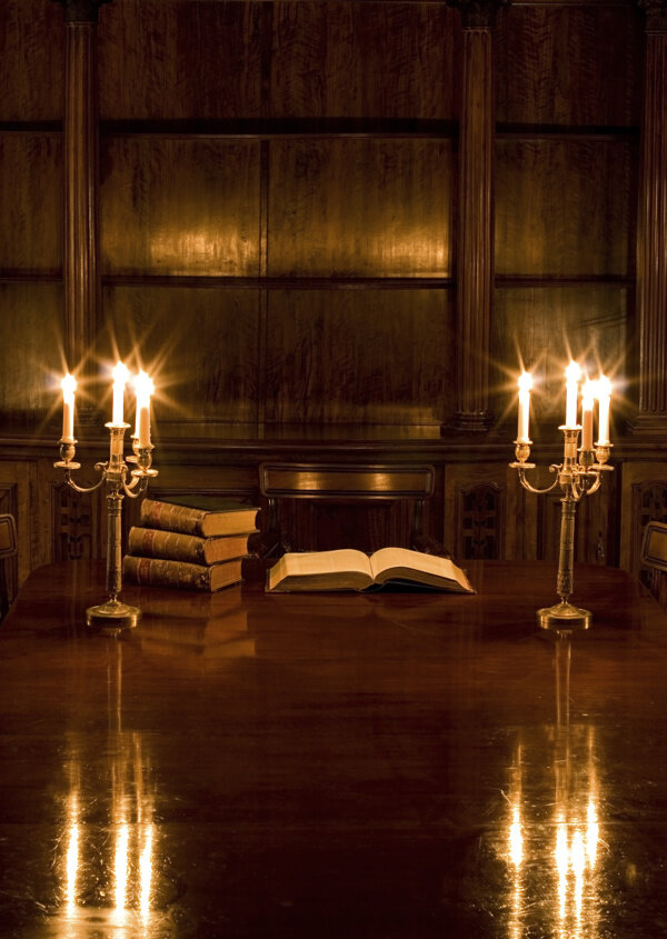 书桌上的书本蜡烛