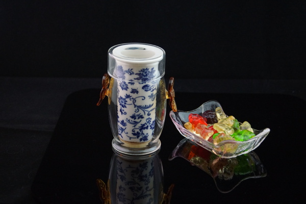 青花玻璃茶具和糖果盘图片