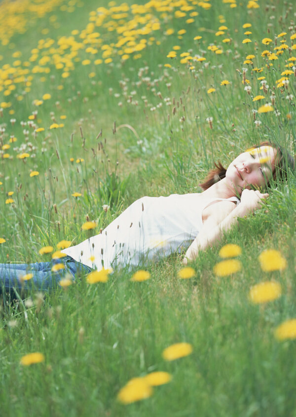 躺在花丛中的女人图片
