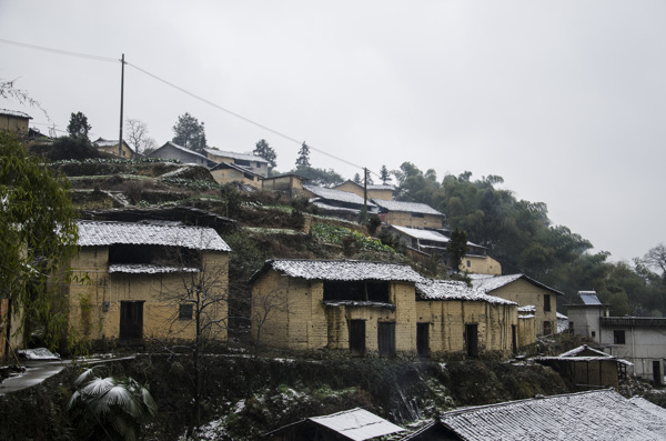 山村雪景图片