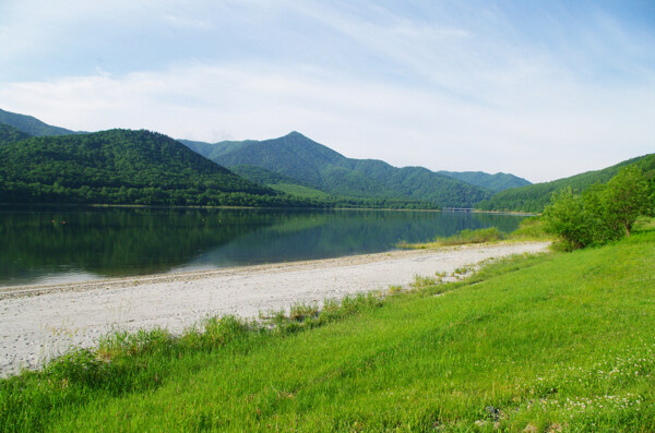 远山河水草地